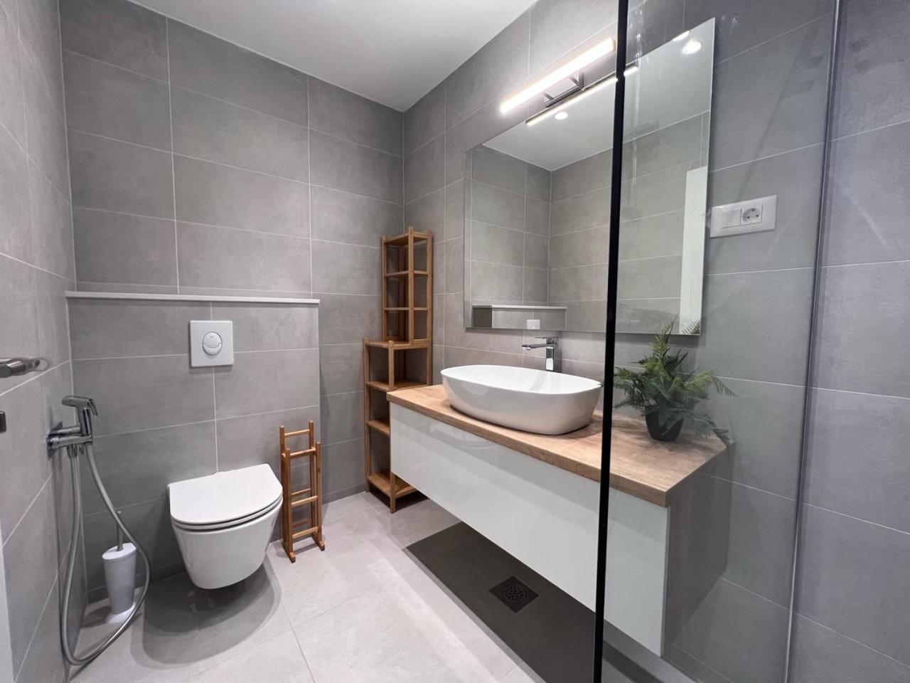 Beachfront Comfort Apartments Sinajko 포드고라 외부 사진
